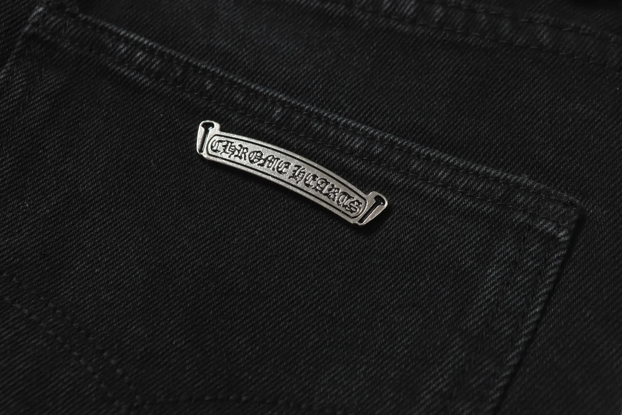 KE982 P230 The only correct leather label version on the market Chrome Hearts CH Miami limited yellow leather jeans Top ceiling quality 100% correct version The correct version is here!  Believe me this must be the best quality you will ever come across! ! Excellent value for money! !  Styles with different washes and textures are very friendly to people with thin legs and thick legs. The straight version is very flattering to the shape of the legs. The moderate length is timeless and easy to match. It is the basis of various styles and a must-have in the wardrobe! ! Add a little stacking to make the atmosphere easy to control. The fabric is stiff but the upper body is soft without losing texture. The sides and cuffs of some styles have a bone-wash effect. It’s really hard not to love it!  ✅Correctly customize the Croxin metal leather label on the back panel. It is definitely not sold directly with the cross on the finished jeans. 1:1 copying strives for excellence and the details are perfectly grasped. ✅The cross leather label is clear and smooth. Exquisite turning top craftsmanship. ✅Buttons, zippers and hardware are all customized versions of the Croxin LOGO. ✅High-cost washing process. Size: 28 30 32 34 36